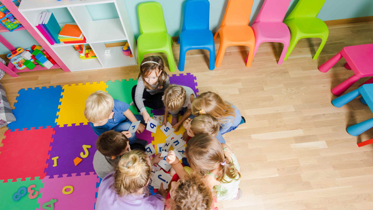 Grupo de niños jugando en clase