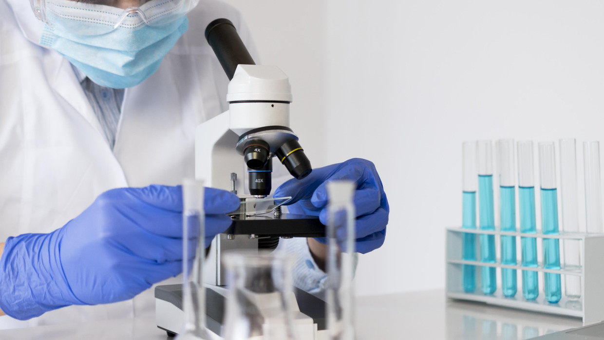 Mujer trabajando en un laboratorio