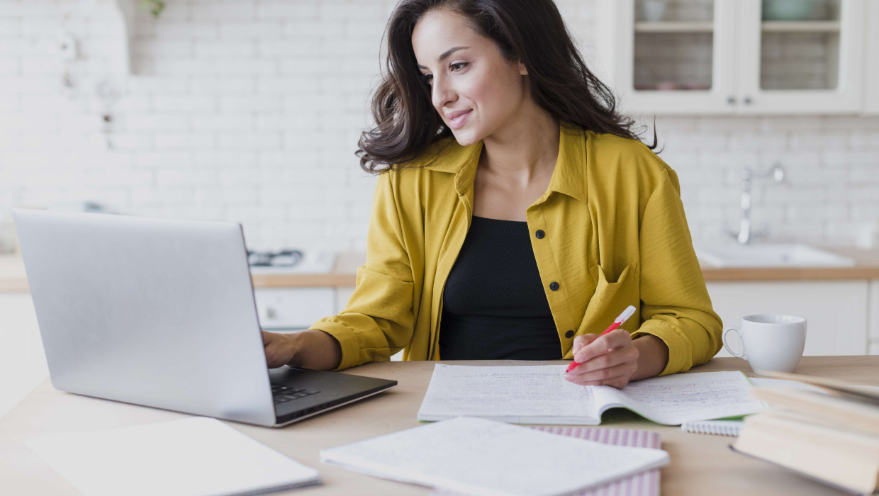 Mujer con ordenador portátil estudiando