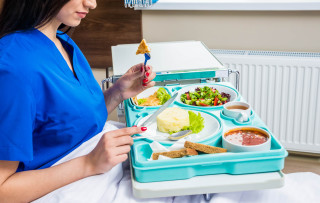 Paciente de hospital con bandeja de comida