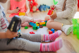 niños jugando en el suelo en una ludoteca