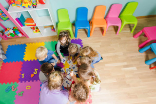 Grupo de niños jugando en clase