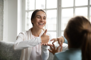 mujeres hablando en lenguaje de signos