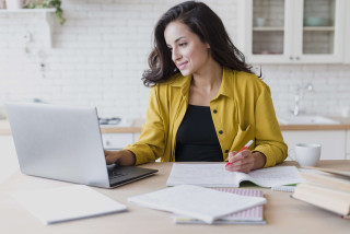 Mujer con ordenador portátil estudiando